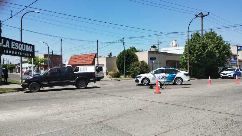 Una mujer en bicicleta fue embestida por una camioneta